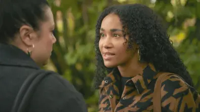 Imani schaut Vanessa wütend an. - Foto: RTL / Julia Feldhagen