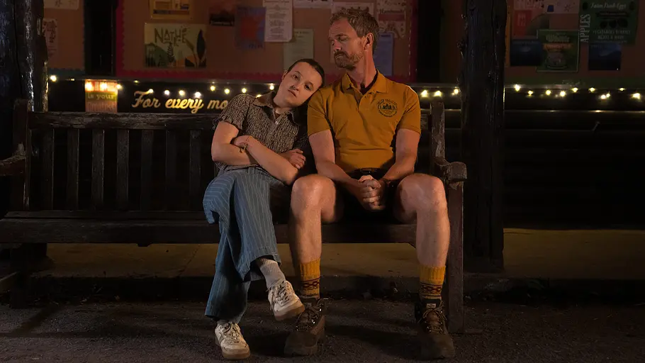 Bella Ramsey legt ihren Kopf an die Schulter von Neil Patrick Harris in Sunny Dancer