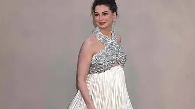 Anne Hathaway steht auf dem roten Teppich der Premiere von The Odyssey in einem fließenden, bodenlangen Kleid mit glitzerndem Oberteil und hellem, weich fallendem Rock. Sie lächelt leicht und trägt die Haare zu einem hohen Dutt. - Foto: IMAGO Anne Hathaway steht auf dem roten Teppich der Premiere von The Odyssey in einem fließenden, bodenlangen Kleid mit glitzerndem Oberteil und hellem, weich fallendem Rock. Sie lächelt leicht und trägt die Haare zu einem hohen Dutt. - Foto: IMAGO