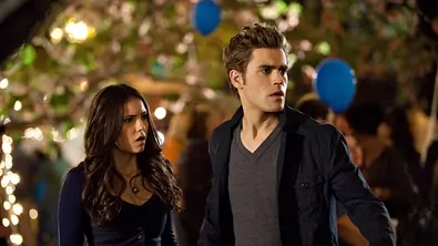 Paul Wesley als Stefan Salvatore und Nina Dobrev als Elena Glibert am Set von VD - Foto: IMAGO / Cinema Publishers Collection