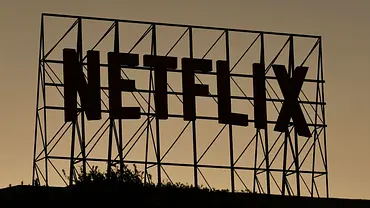Das Netflix-Logo ist auf dem Dach eines Bürogebäudes in Los Angeles zu sehen. - Foto:  IMAGO / NurPhoto