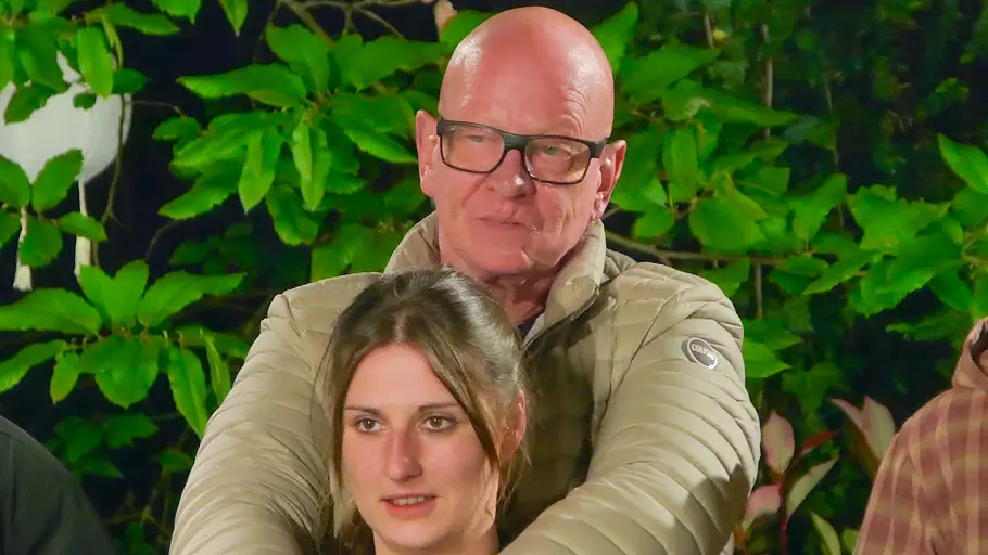 Michael und Shelly halten sich in Folge 1 von Das Sommerhaus der Stars aneinander fest. Sie kassieren eine Strafe. 