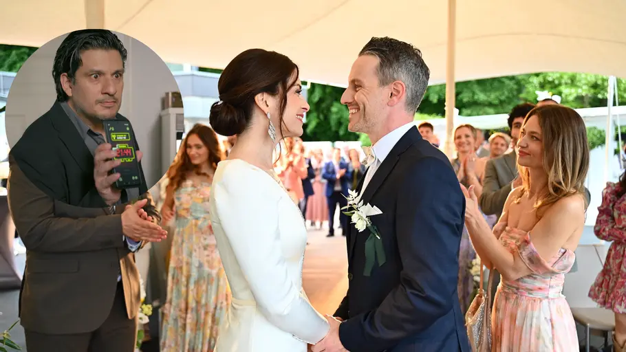 AWZ Kilian und Gabriella lächeln sich bei der Hochzeit verliebt an. Daneben ist ein Kreis mit Maximilian eingeblendet, der Ben panisch einen Timer zeigt.
