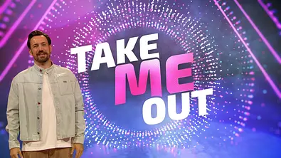 Jan Köppen steht neben dem Logo von „Take Me Out“ - Foto: Collage: RTL / TV Movie