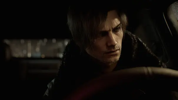 Leon Scott Kennedy in seinem Auto. Er schaut nachdenklich in die Ferne. - Foto: Capcom