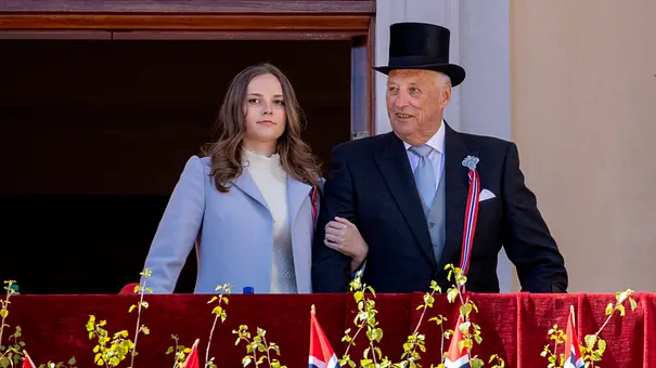 König Harald und Prinzessin Ingrid Alexandra auf dem Palastbalkon in Oslo - Foto: IMAGO / PPE König Harald und Prinzessin Ingrid Alexandra auf dem Palastbalkon in Oslo - Foto: IMAGO / PPE