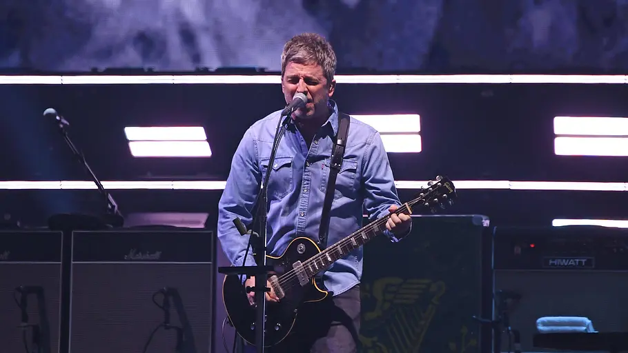 imago0824083026h Noel Gallagher 2025 in Cardiff mit Oasis auf der Bühne.