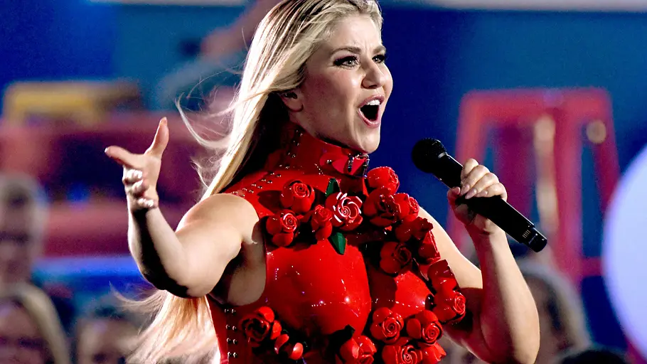 Beatrice Egli Beatrice Egli singt im Korsagenoberteil