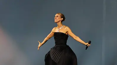 Celine Dion bei ihrem Konzert 2026 in Paris - Foto: IMAGO / MAXPPP