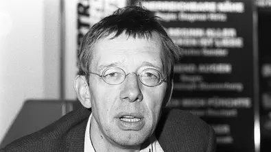 Schwarz-weiß-Porträt von Hark Bohm mit Brille, aufgenommen in jungen Jahren. - Foto:  IMAGO / teutopress