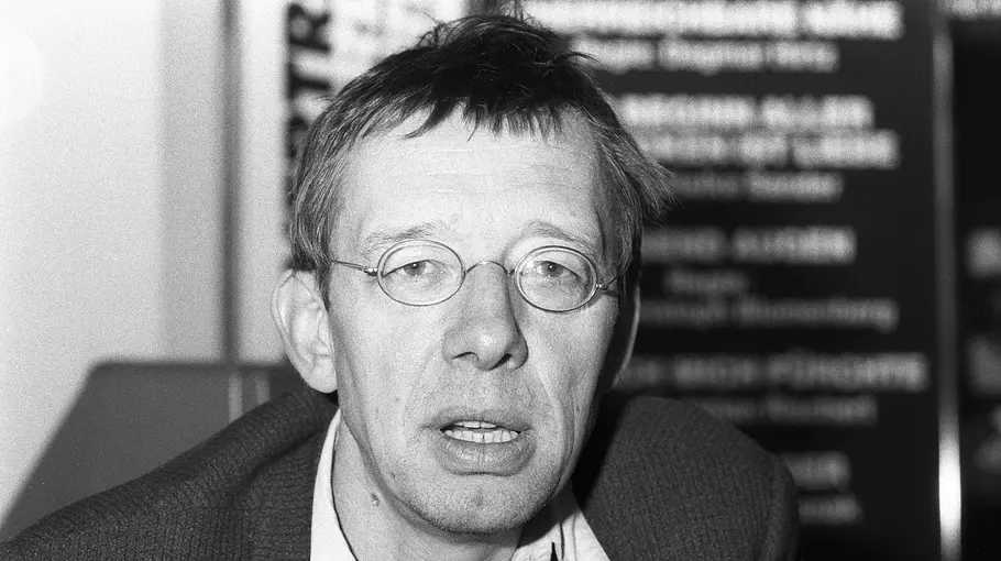 Hark Bohm Schwarz-weiß-Porträt von Hark Bohm mit Brille, aufgenommen in jungen Jahren.