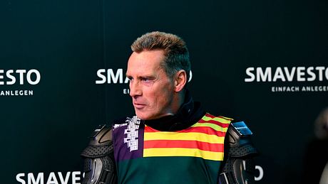Jürgen Milski schaut mit einem ernsten Blick zur Seite. - Foto: IMAGO / Beautiful Sports
