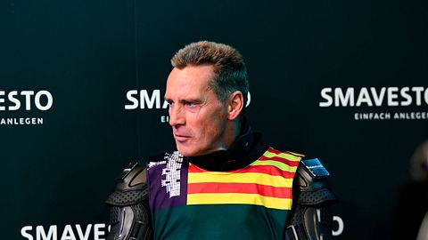 Jürgen Milski schaut mit einem ernsten Blick zur Seite. - Foto: IMAGO / Beautiful Sports