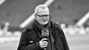Ulli Potowski lächelt in die Ferne - Foto: IMAGO / Revierfoto