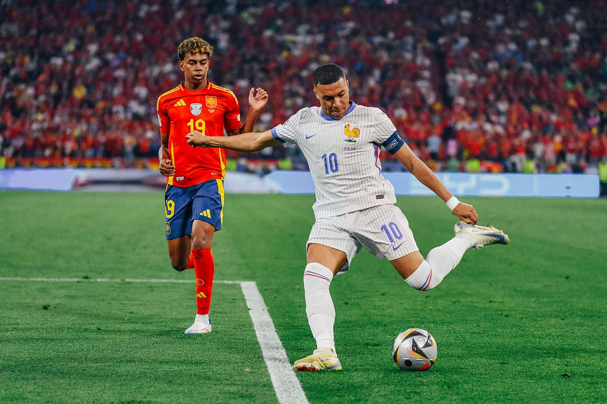 Kylian Mbappé holt für Frankreich zum Schuß aus beim Länderspiel. Im Hintergrund ist Lamine Yamal am Strafraum zu sehen