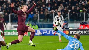 Manchester City Stürmer Erling Haaland überlupft in der Champions League Juventus Turin Torhüter Di Gregorio. - Foto:  IMAGO / Action Plus