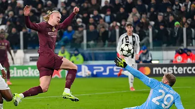 Manchester City Stürmer Erling Haaland überlupft in der Champions League Juventus Turin Torhüter Di Gregorio. - Foto:  IMAGO / Action Plus