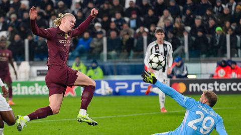 Manchester City Stürmer Erling Haaland überlupft in der Champions League Juventus Turin Torhüter Di Gregorio. - Foto:  IMAGO / Action Plus