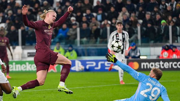 Manchester City Stürmer Erling Haaland überlupft in der Champions League Juventus Turin Torhüter Di Gregorio. - Foto:  IMAGO / Action Plus