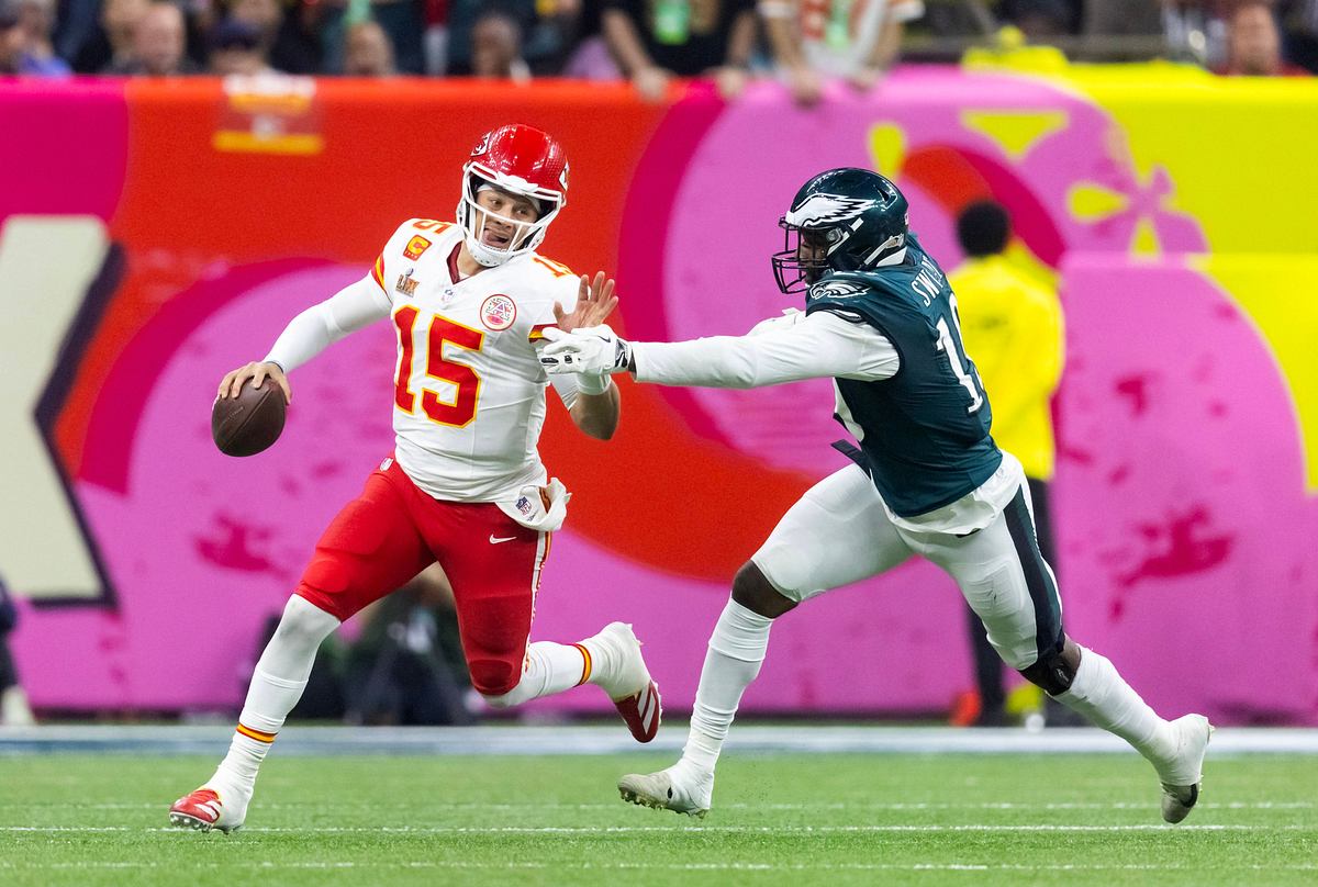 Patrick Mahomes von den Chiefs läuft im Super Bowl vor Montez Sweat von den Eagles weg. 