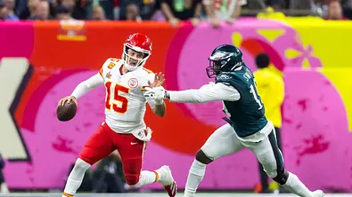 Patrick Mahomes von den Chiefs läuft im Super Bowl vor Montez Sweat von den Eagles weg.  - Foto:  IMAGO / Imagn Images