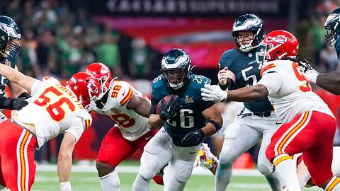 Saquon Barkley rennt im Super Bowl an Kansas City Chiefs Spielern vorbei. - Foto:  IMAGO / Imagn Images