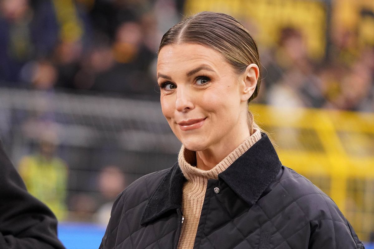 Da staunt auch Laura Wontorra nicht schlecht! Die Bundesliga-Konferenz kannst Du ab jetzt bei DAZN für 9,99 Euro sehen! Laura Wontorra macht vor der Südtribüne in Dortmund ein lustiges Gesicht für den Fotografen.