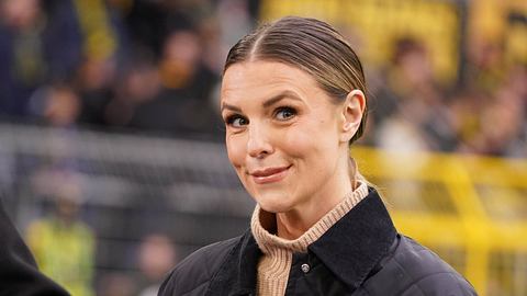 Laura Wontorra macht vor der Südtribüne in Dortmund ein lustiges Gesicht für den Fotografen. - Foto:  IMAGO / Chai v.d. Laage