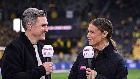 Laura Wontorra und Tobias Schweinsteiger werden auch in der kommenden Saison für DAZN vor der Kamera stehen.  - Foto:  IMAGO / Chai v.d. Laage