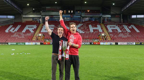 Rob McElhenney und Ryan Reynolds haben am Wochenende den historischen dritten Aufstieg in Folge von Wrexham feiern können - Foto:  IMAGO / Shutterstock