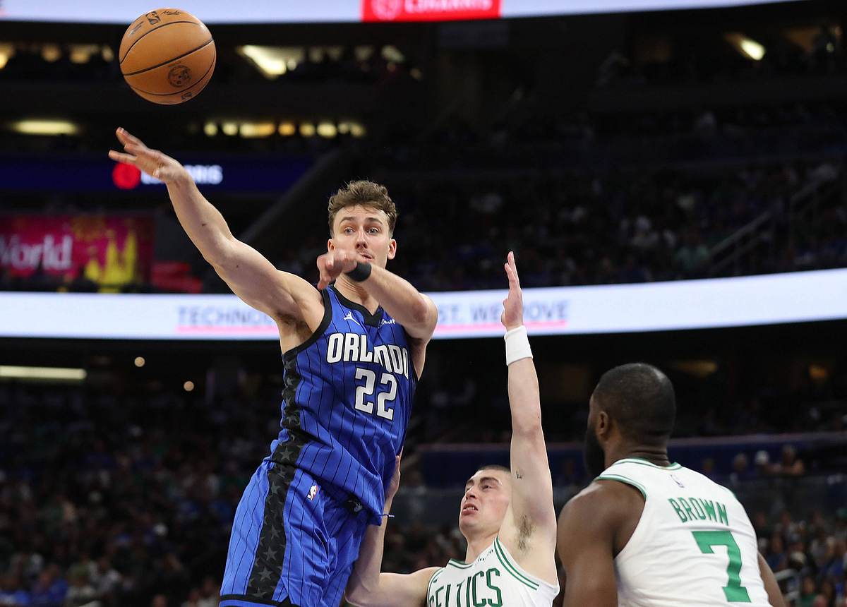 Franz Wagner spielt gegen die Boston Celtics einen Pass in der NBA