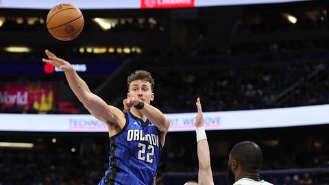 Franz Wagner spielt gegen die Boston Celtics einen Pass in der NBA - Foto:  IMAGO / ZUMA Press Wire