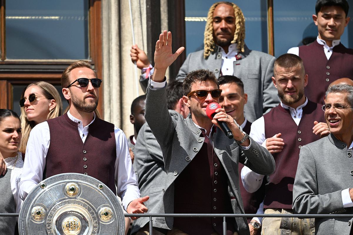 Ein Bild, was wir so (erst mal) nicht mehr sehen werden: Thomas Müller feiert mit dem FC Bayern die Deutsche Meisterschaft. Thomas Müller feiert mit Mikrofon neben Harry Kane, der die Meisterschale hält.