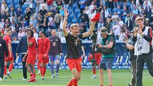 Thomas Müller lässt sich nach seinem letzten Bundesliga-Spiel für den FC Bayern in Hoffenheim von den Bayernfans feiern. - Foto:  IMAGO / DeFodi Images