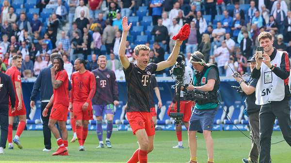 Thomas Müller lässt sich nach seinem letzten Bundesliga-Spiel für den FC Bayern in Hoffenheim von den Bayernfans feiern. - Foto:  IMAGO / DeFodi Images
