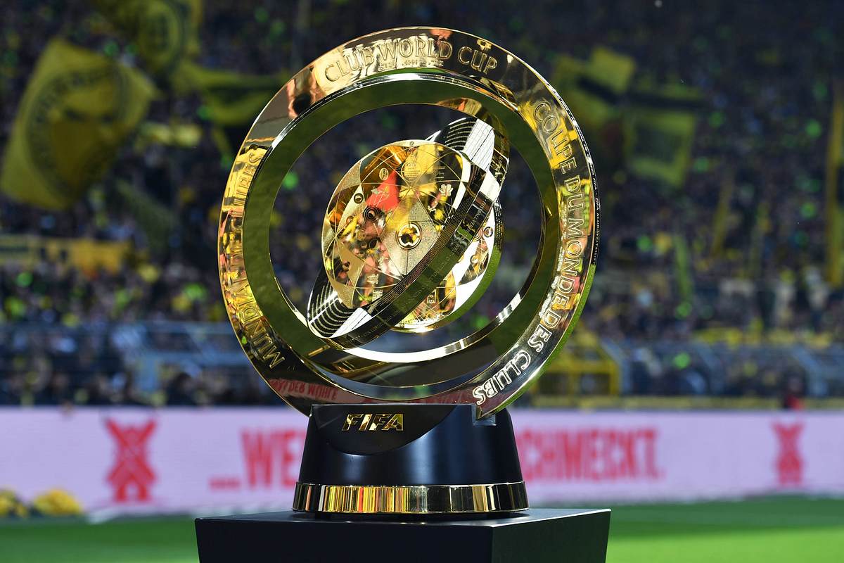 Das Objekt der Begierde: Der Pokal der FIFA Klub-WM Der goldene Pokal der Fifa Klub-WM wird im Dortmunder Signal-Iduna-Park vorgestellt.