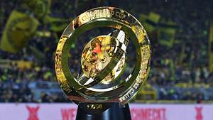 Der goldene Pokal der Fifa Klub-WM wird im Dortmunder Signal-Iduna-Park vorgestellt. - Foto:  IMAGO / Revierfoto