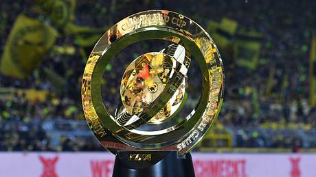 Der goldene Pokal der Fifa Klub-WM wird im Dortmunder Signal-Iduna-Park vorgestellt. - Foto:  IMAGO / Revierfoto