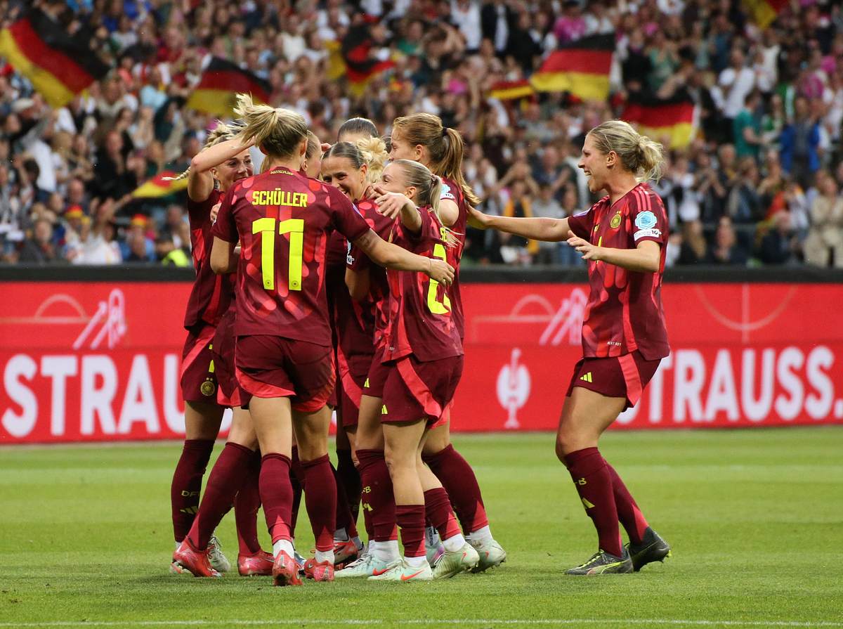 Die deutschen Frauen jubeln nach dem Sieg beim Länderspiel gegen die Niederlande!