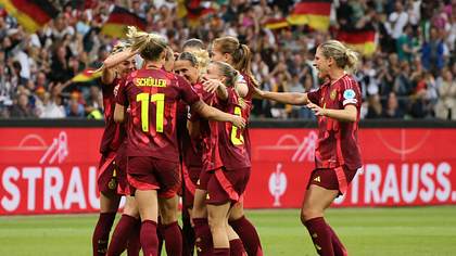 Die deutschen Frauen jubeln nach dem Sieg beim Länderspiel gegen die Niederlande! - Foto:  IMAGO / Jan Huebner
