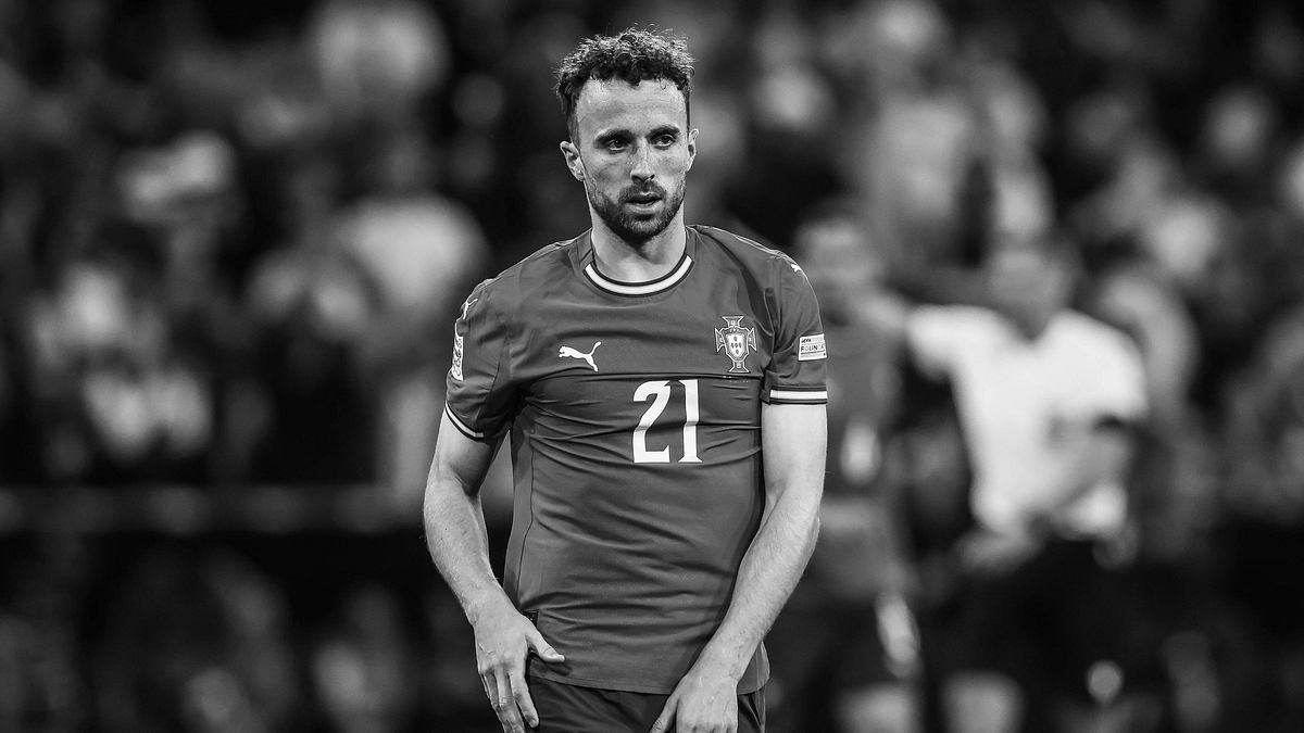 Schwarz-Weiß-Bild von Jota bei einem Fußballspiel.
