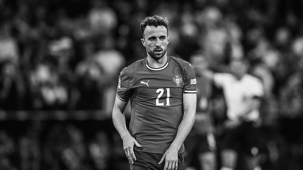 Schwarz-Weiß-Bild von Jota bei einem Fußballspiel. - Foto:  IMAGO / Nico Herbertz