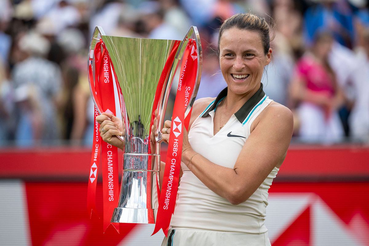 Tatjana Maria gehört nach ihrem Sieg in Queens zu den Geheimfavortinnen in Wimbledon! Tatjana Maria posiert mit dem Siegerpokal beim Tennisturnier im Londoner Stadtteil West Kensington.