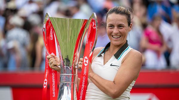 Tatjana Maria posiert mit dem Siegerpokal beim Tennisturnier im Londoner Stadtteil West Kensington. - Foto: IMAGO / Xinhua