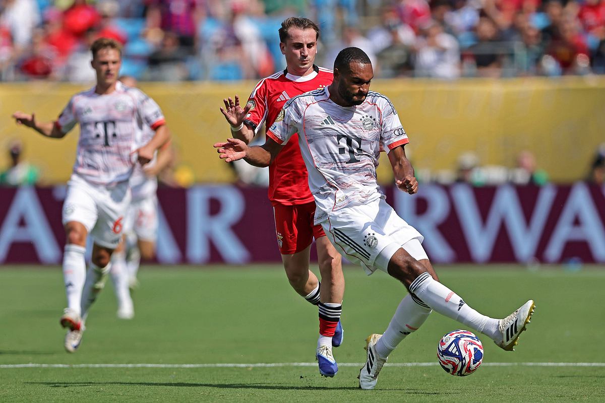 Gegen Benfica sollten die Bayern nicht all zu oft am Ball vorbeitreten Jonathan Tah vom FC Bayern tritt gegen Benfica Lissabon am Ball vorbei.