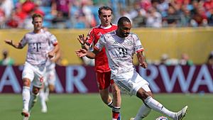Jonathan Tah vom FC Bayern tritt gegen Benfica Lissabon am Ball vorbei.  - Foto:  IMAGO / Action Plus