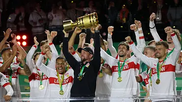 VfB Stuttgart Trainer Sebastian Hoeneß feiert den DFB-Pokal Sieg 2025 - Foto: IMAGO / Sportfoto Rudel VfB Stuttgart Trainer Sebastian Hoeneß feiert den DFB-Pokal Sieg 2025 - Foto: IMAGO / Sportfoto Rudel