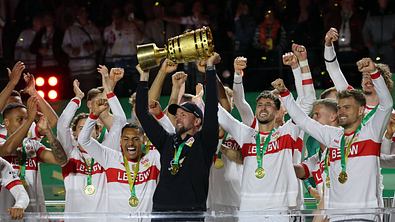 VfB Stuttgart Trainer Sebastian Hoeneß feiert den DFB-Pokal Sieg 2025 - Foto:  IMAGO / Sportfoto Rudel