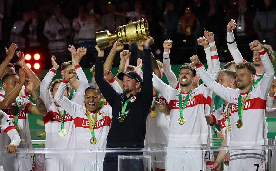 VfB Stuttgart Trainer Sebastian Hoeneß feiert den DFB-Pokal Sieg 2025