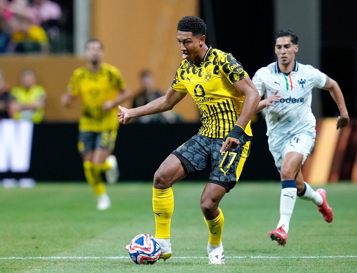Auf Jobe Bellingham muss der BVB gegen Real Madrid verzichten. Jobe Bellingham im Trikot von Borussia Dortmund mit dem Ball am Fuß gegen C.F. Monterrey.